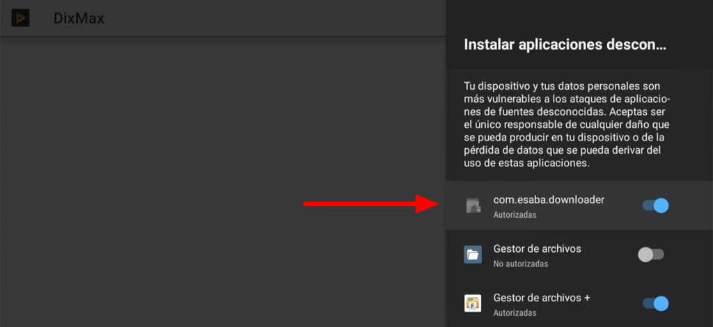 La aplicación Downloader está habilitada en la configuración de "Instalar aplicaciones desconocidas", con una flecha roja que indica el interruptor.